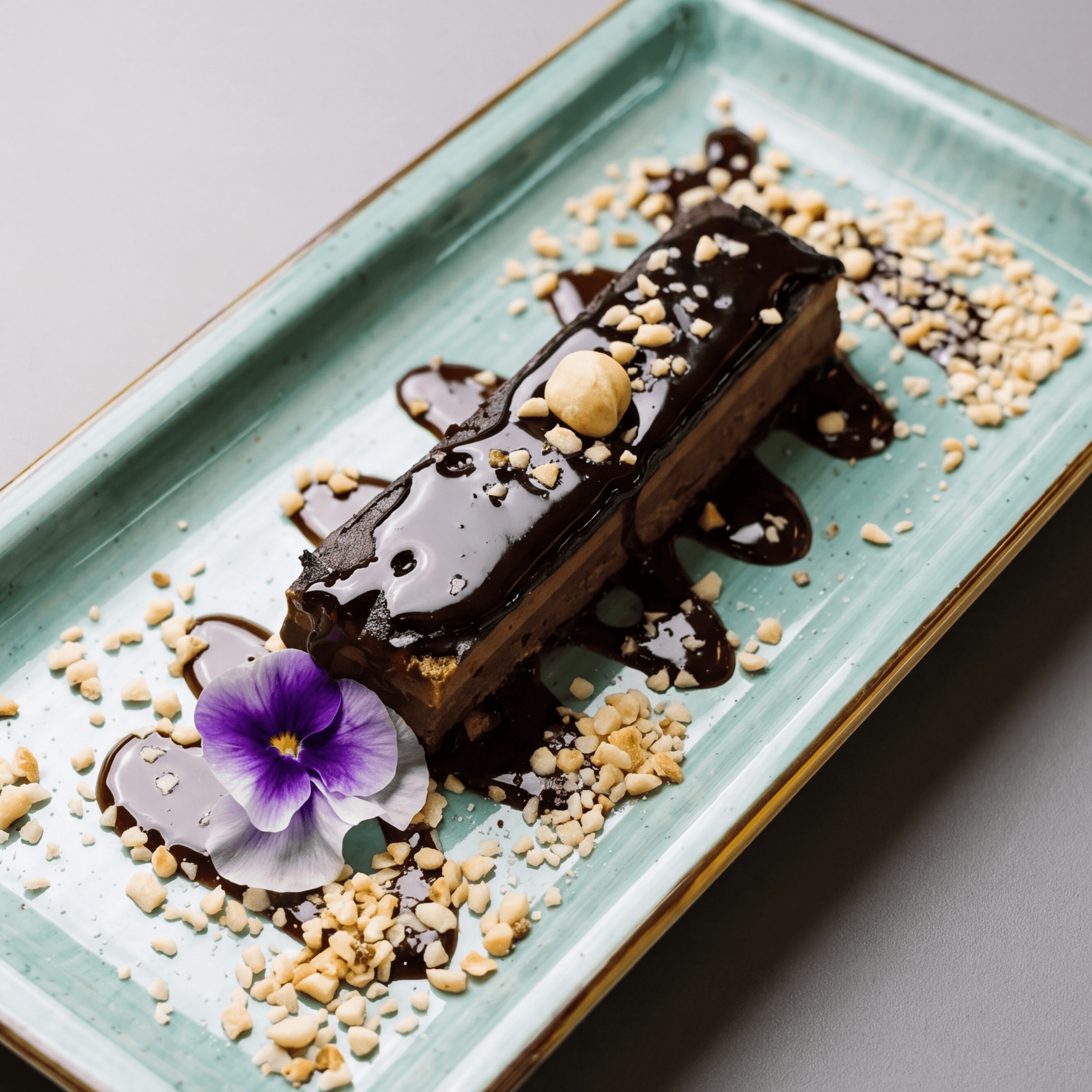 Dolce al cioccolato e nocciole